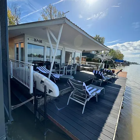 Beautiful Houseboat On The Sava River Πλωτό κατάλυμα *